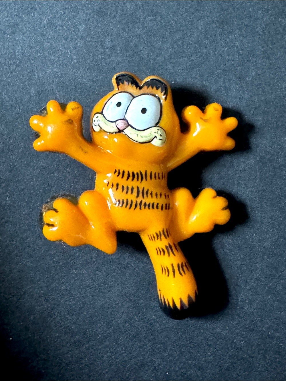 VTG Garfield Pin Back Broach with Suction Cup Paws Pin Button Collectable 80s